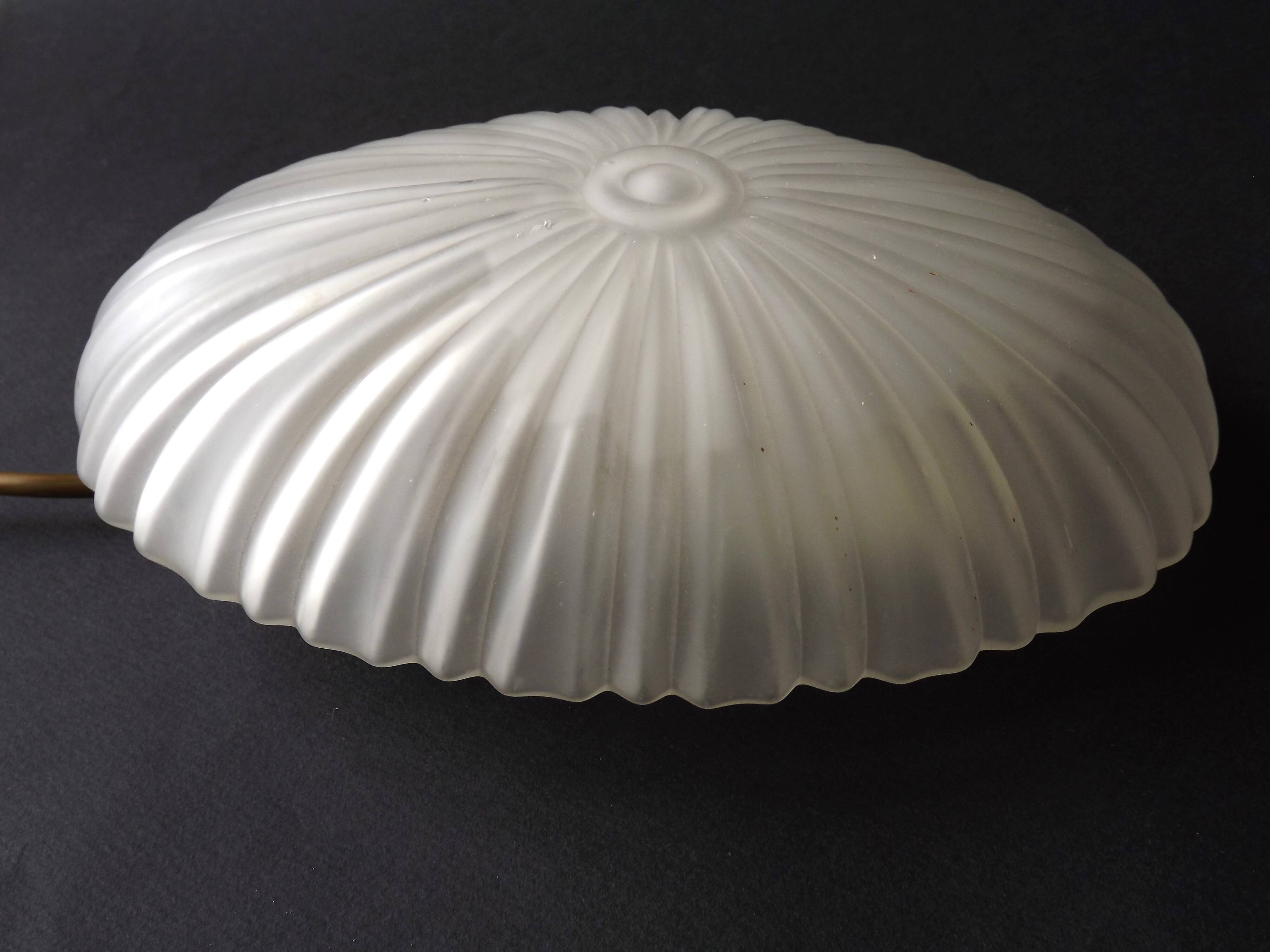 Applique murale en verre blanc opaque de style Art déco, France années 1970