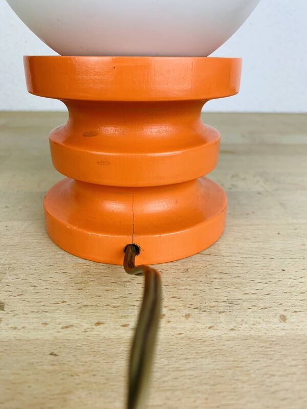 Lampe space age bois orange et globe opaline, années 70