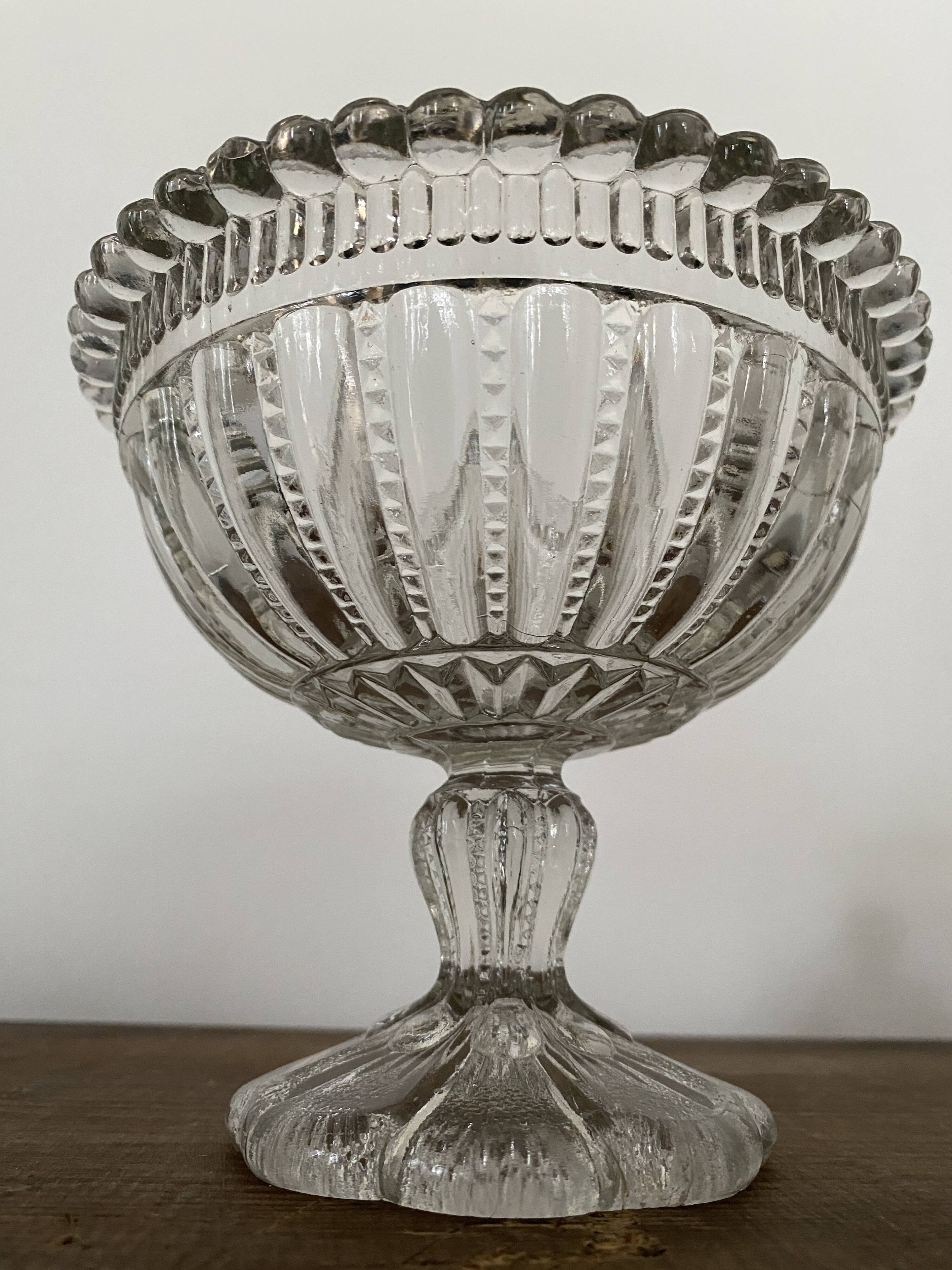 Bonbonniere, drageoire, sugar bowl in vintage molded and cut crystal