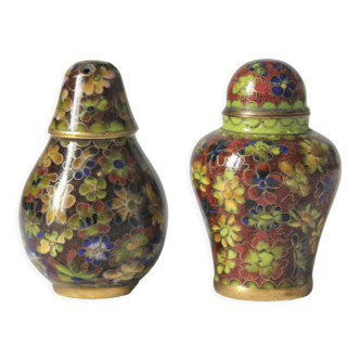 Salt shaker and pepper shaker in brass and vintage cloisonné enamel