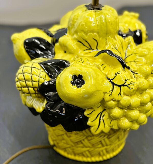 Lampe de table remarquable en forme de panier de fruits au citron Uco Zaccagnini, années 1970. Italie.