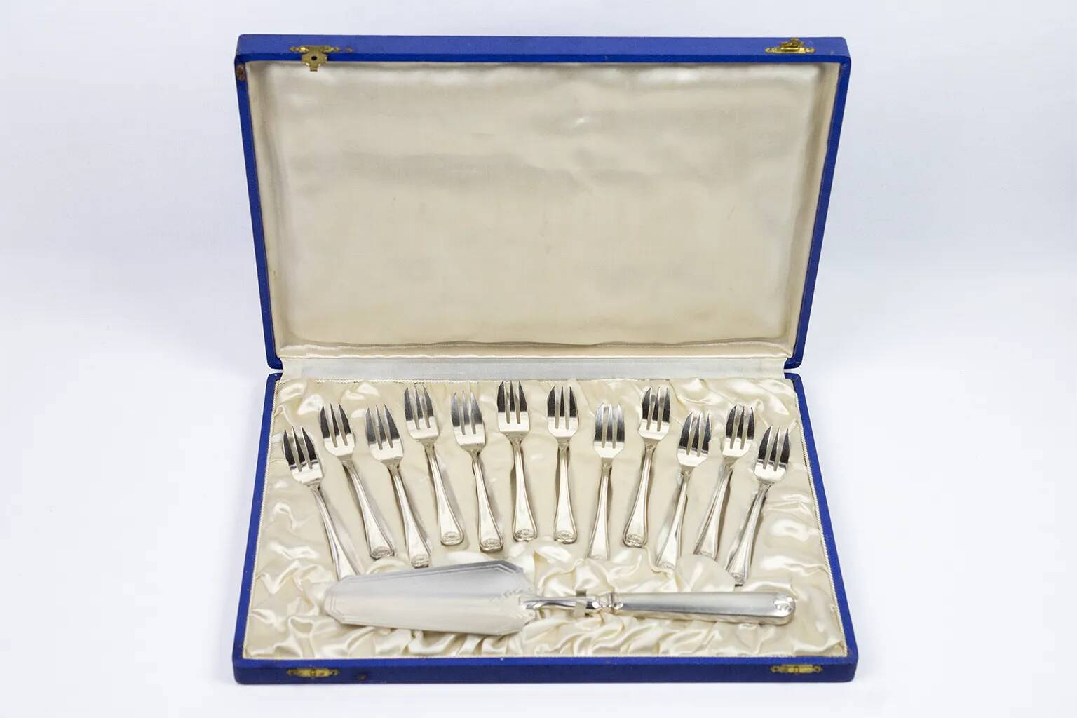 Art Deco silver-plated cake service, shell model, circa 1930.