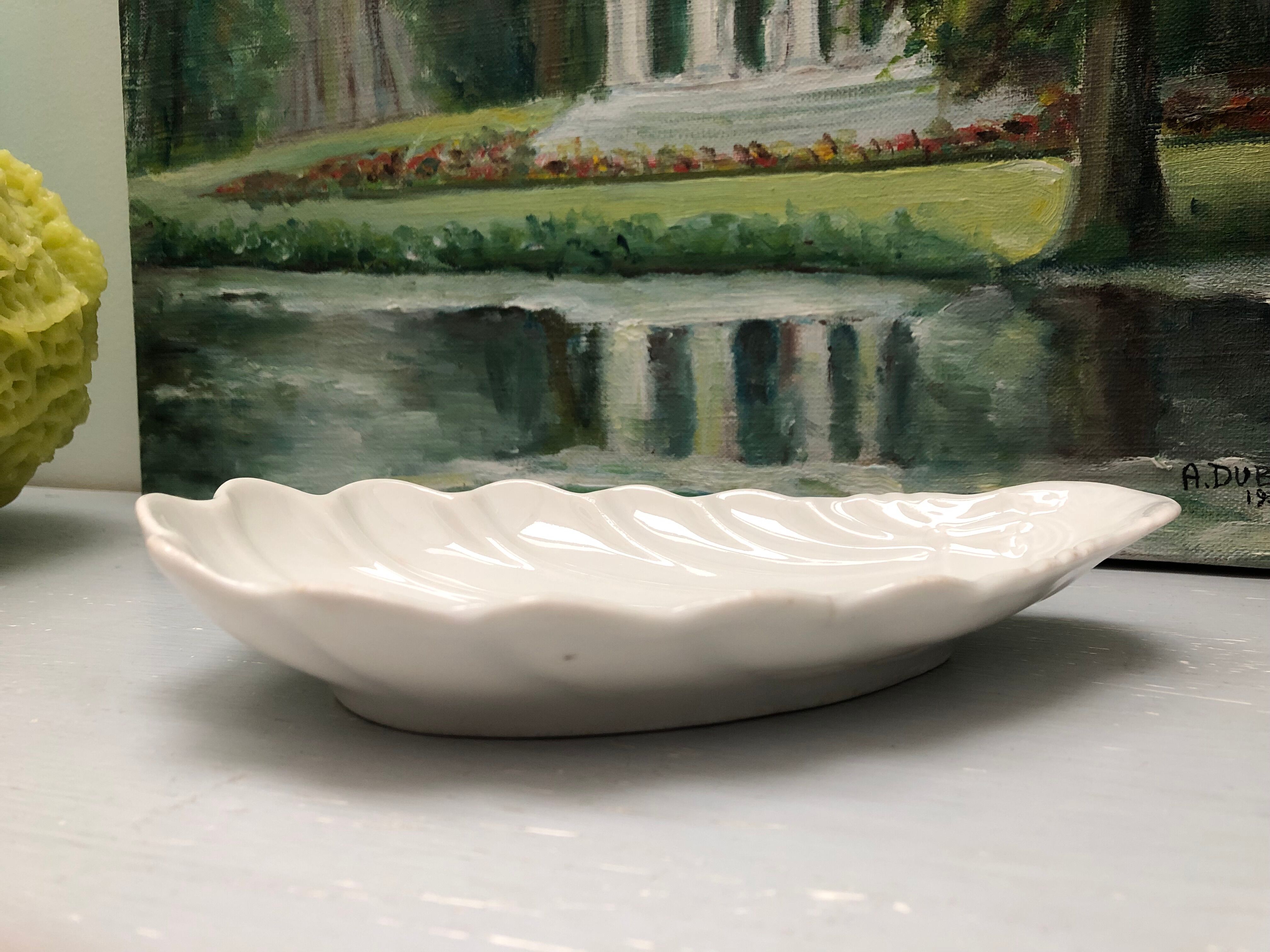 Trinket bowl in antique porcelain, shell-shaped