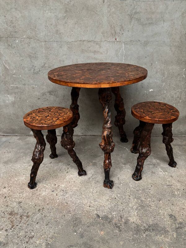 Table et 2 tabourets tripodes brutalistes