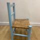Chaise d'enfant bleue en bois