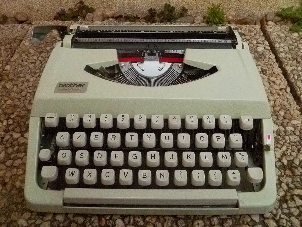Typewriter Brother model 200