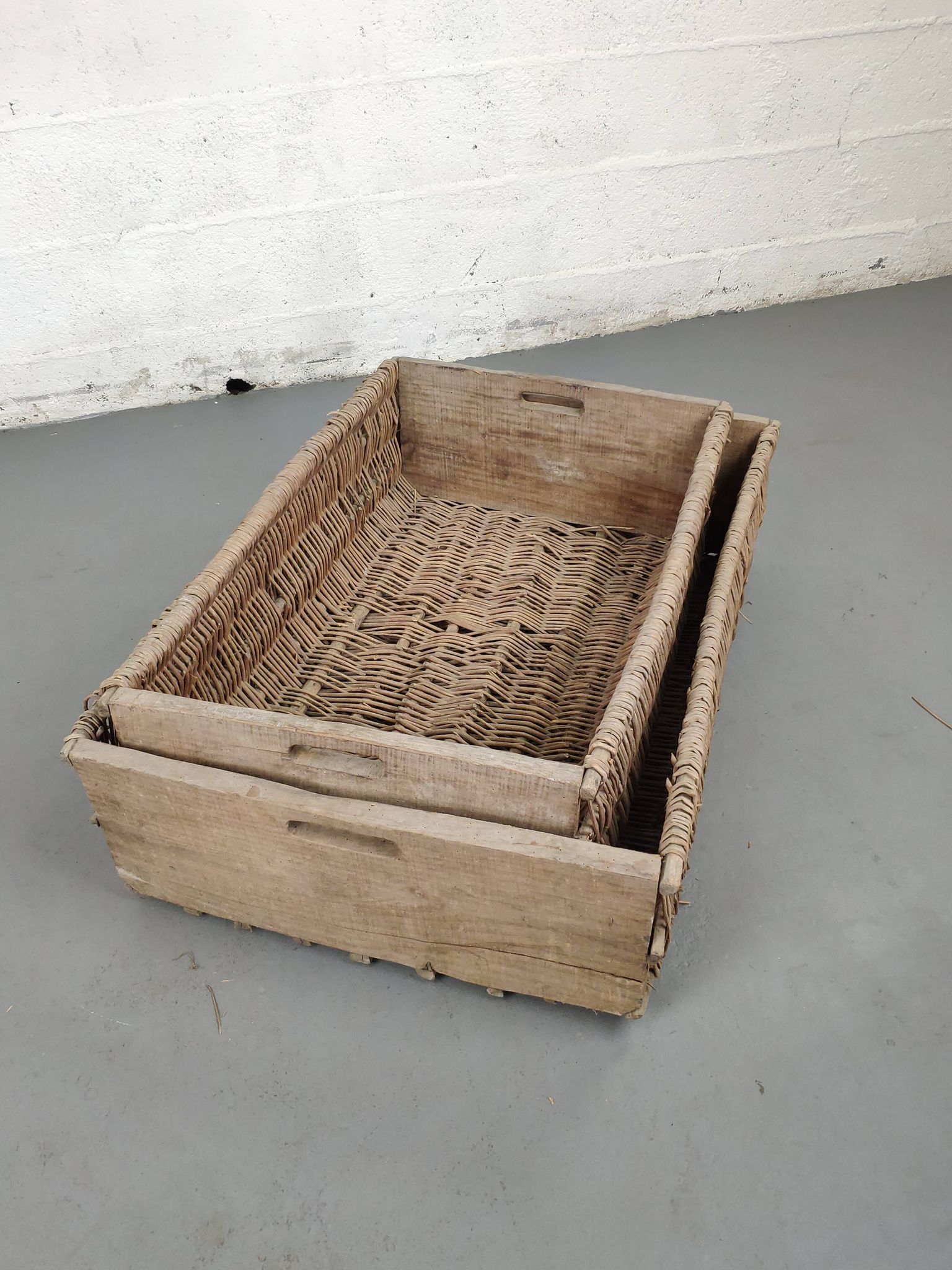 Lot de 2 anciens grands paniers à bûches bois et osier