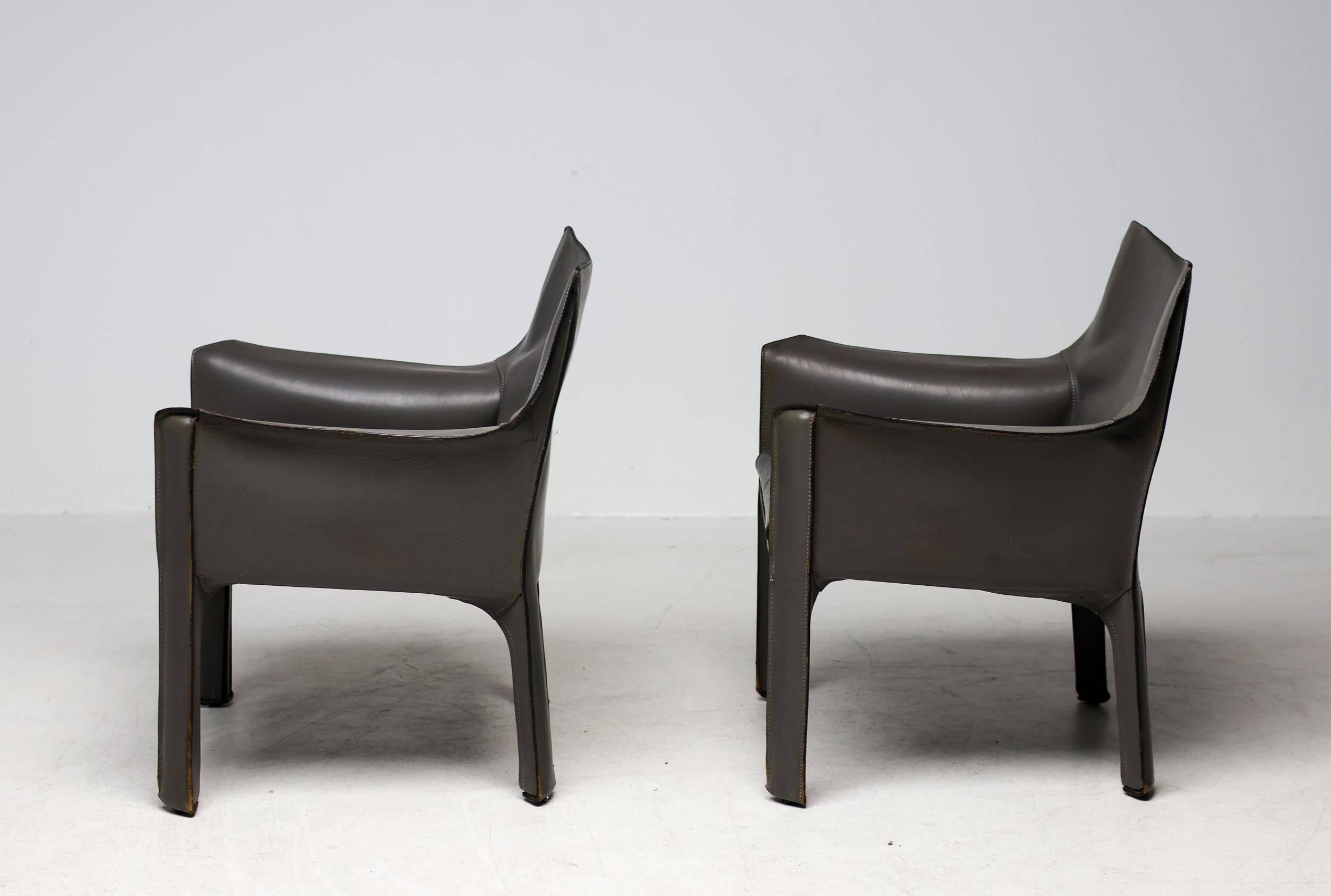 Pair of Cassina Cab 414 sun loungers in grey elephant skin by Mario Bellini.