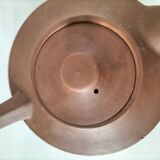 Japanese teapot in red clay engraved with integrated filter.