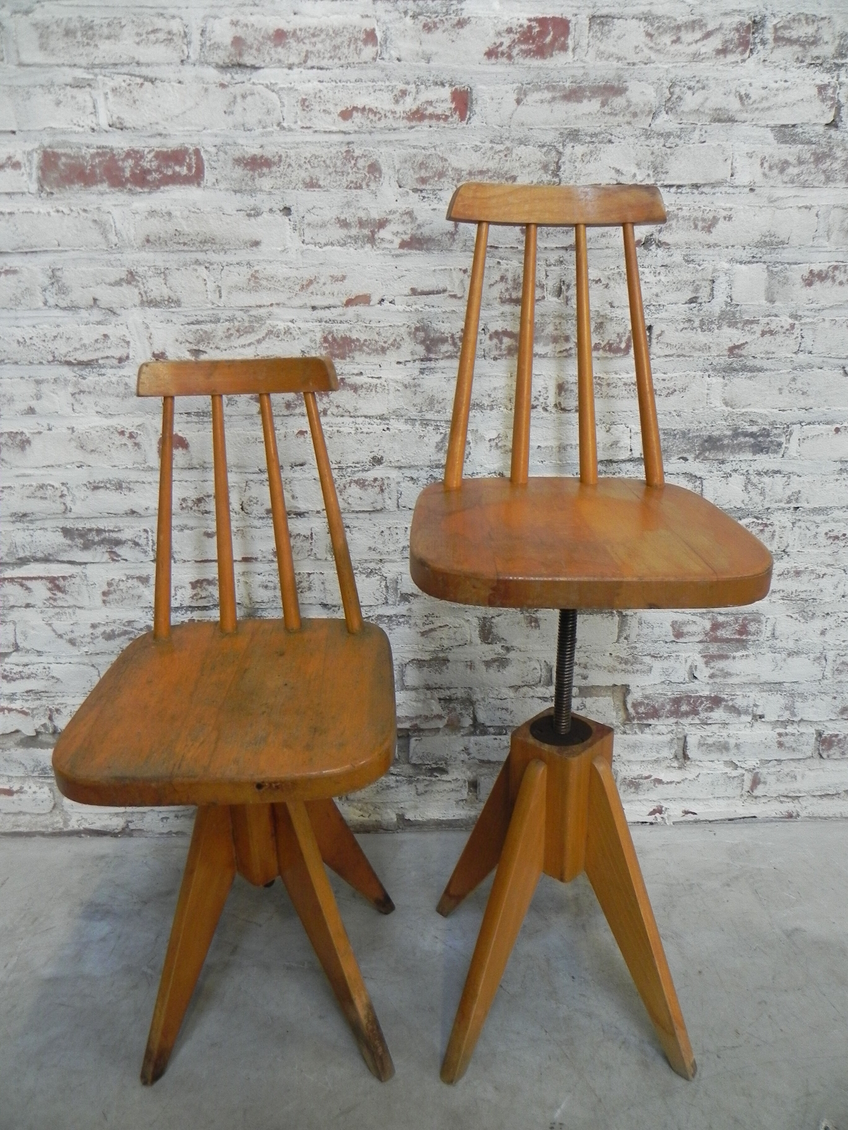2 chaises en bois studio