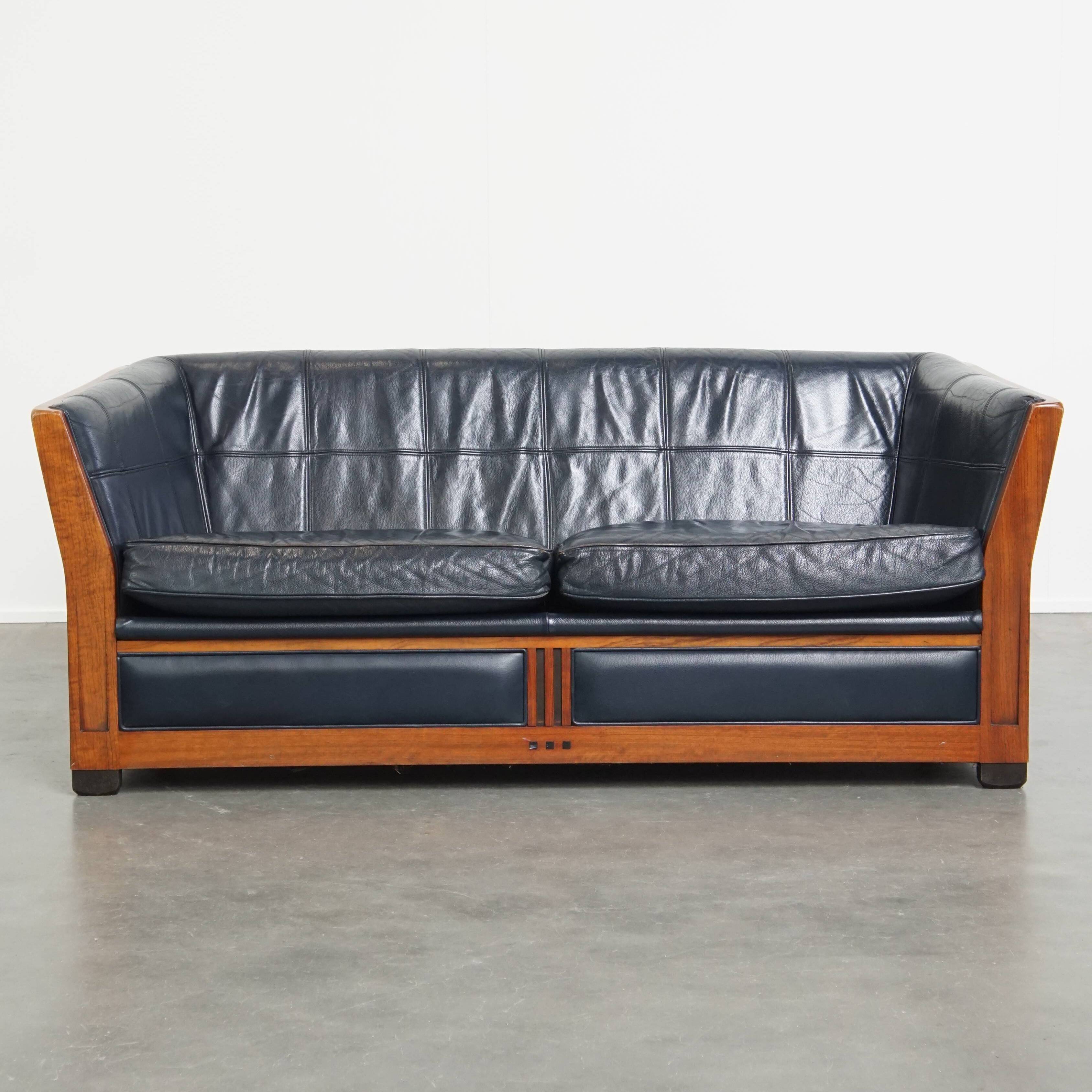 Canapé Art Déco 2,5 places avec boiseries et cuir de vachette bleu foncé