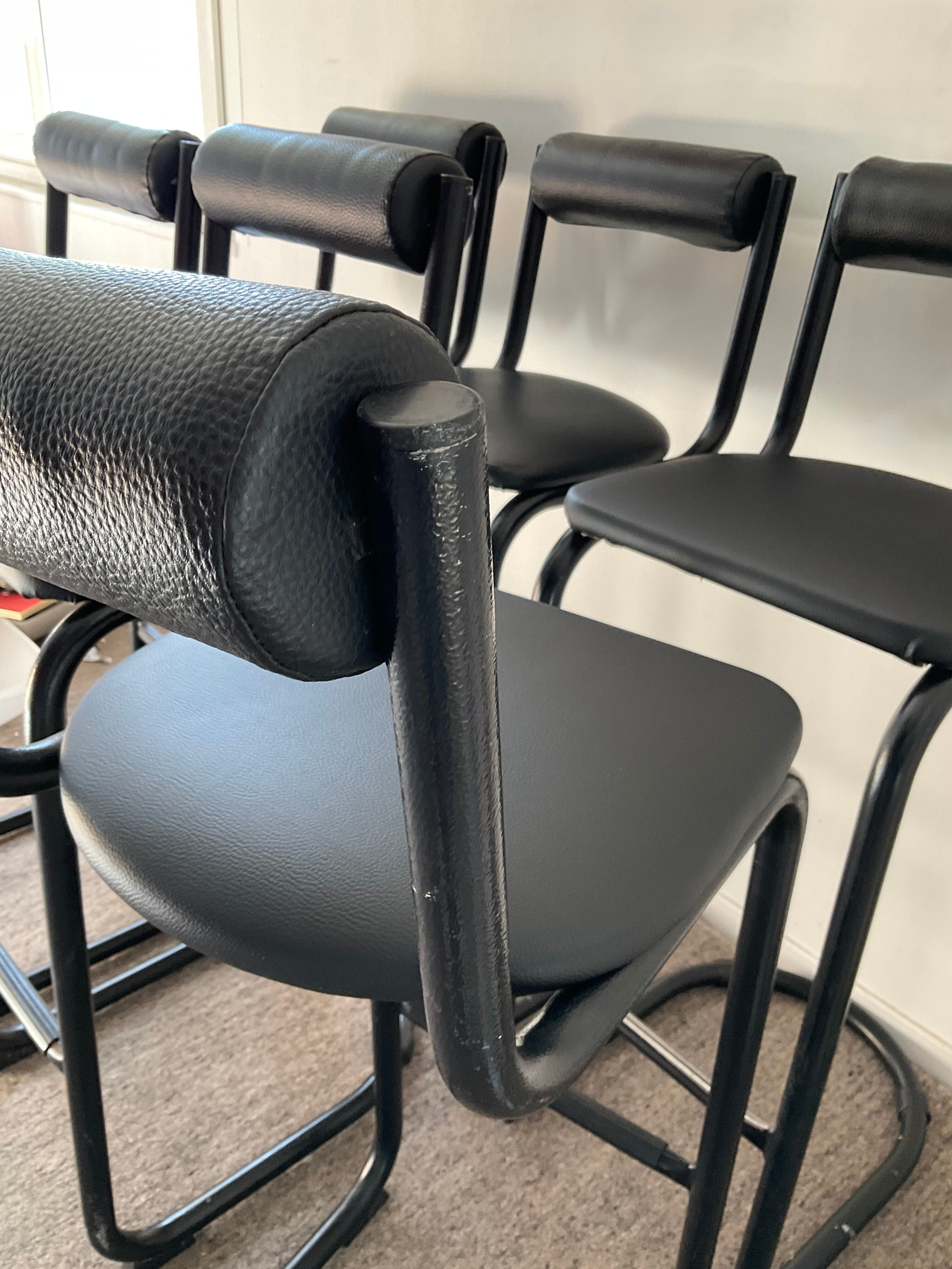 Série de 6 tabourets tubulaire et skaï, années 70- 80