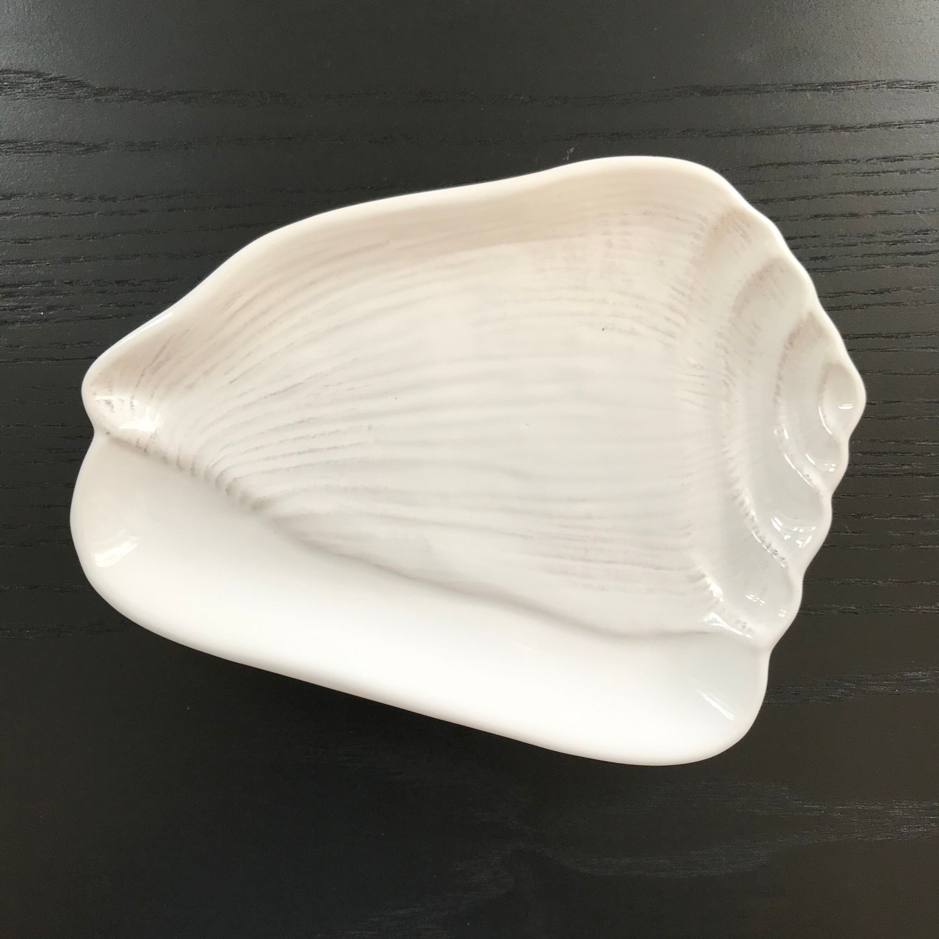 Shell-shaped catchall