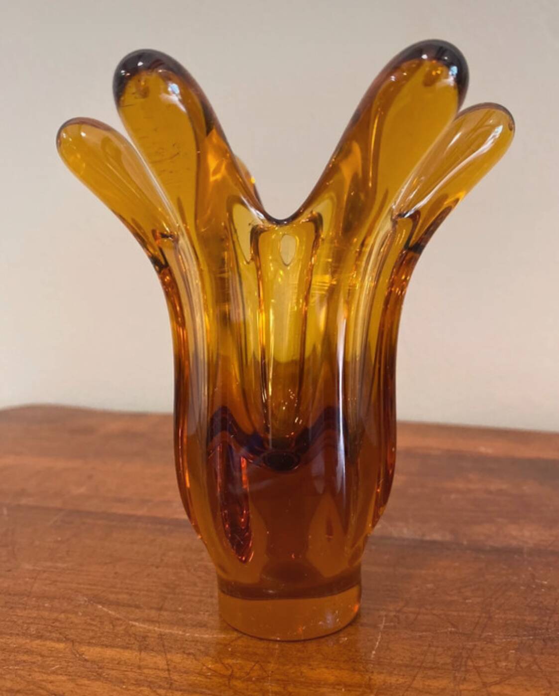 Vase en verre ambré