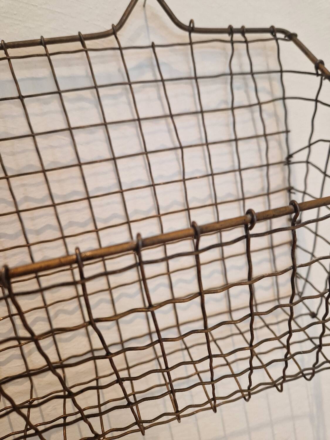 Metal basket basket wire mesh vintage brass mail storage wall magazine magazine holder