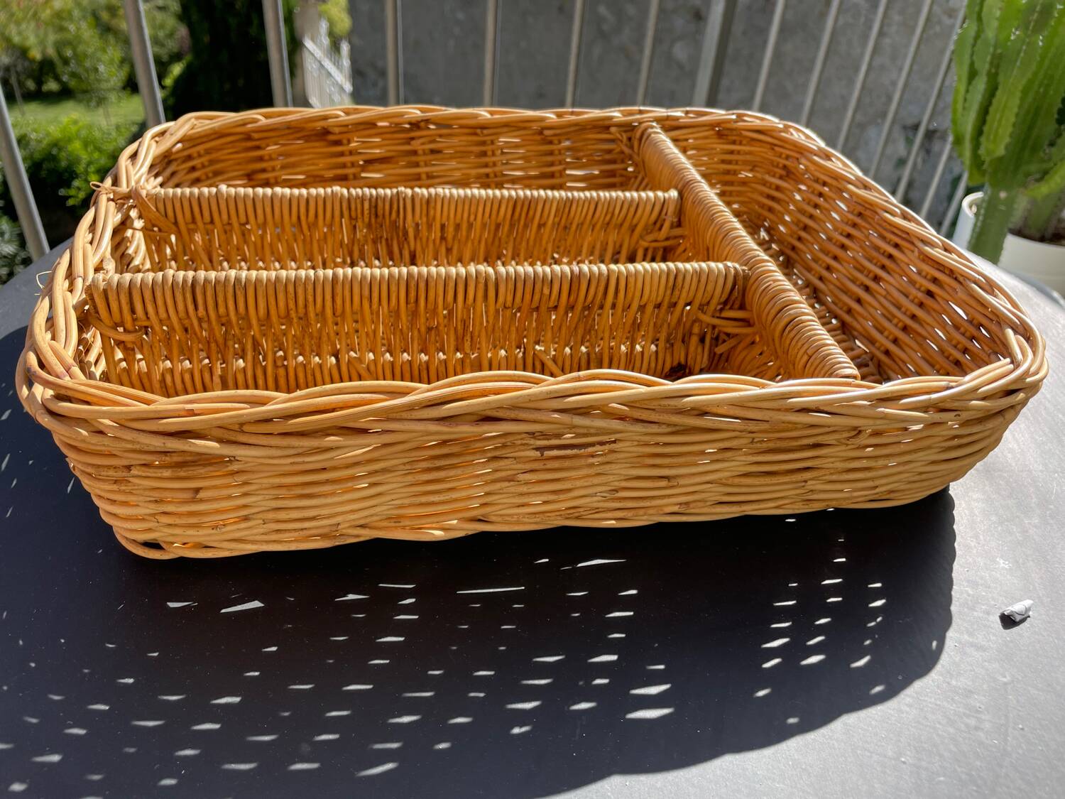 Cutlery storage basket
