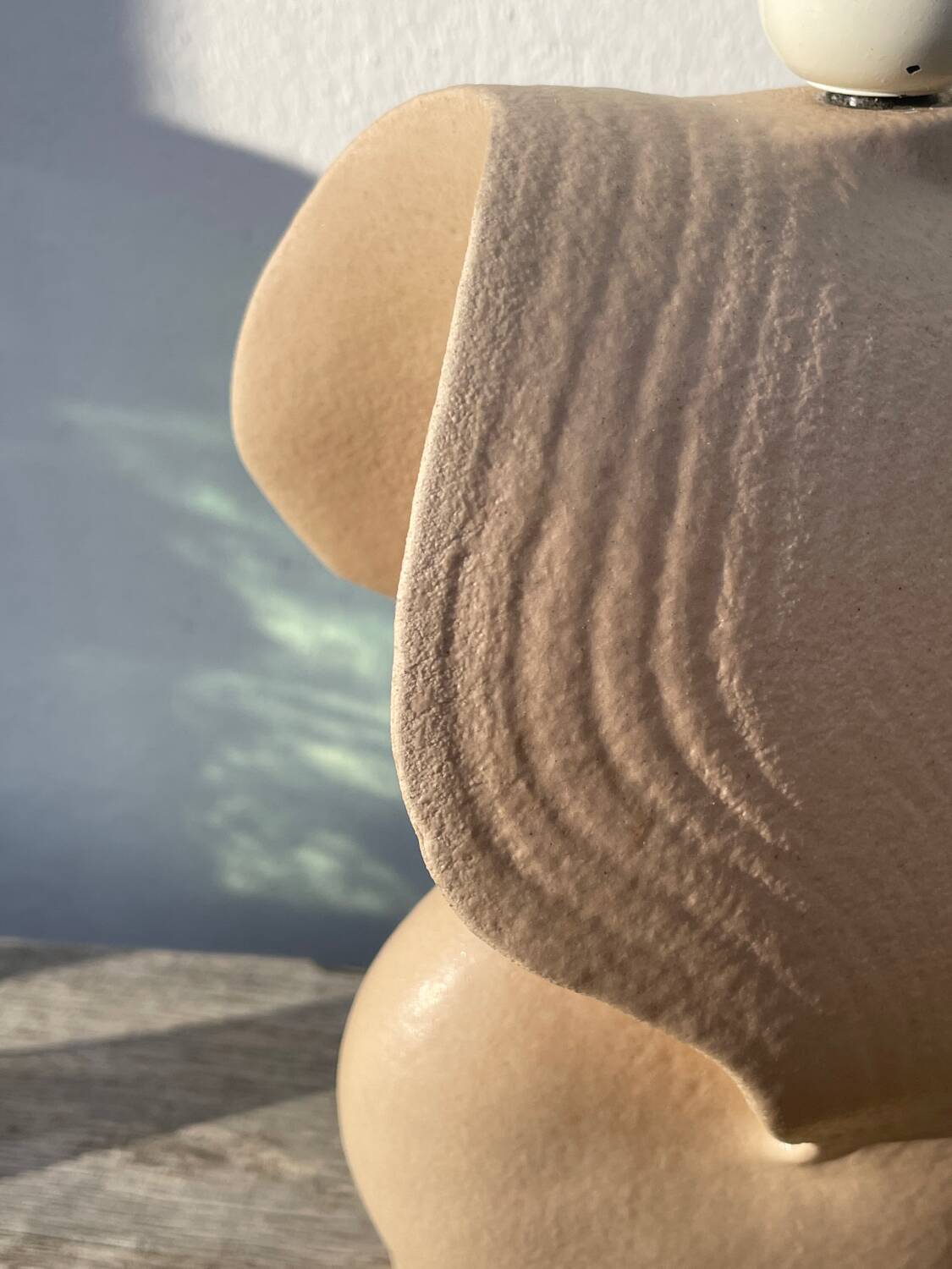 Vintage beige ceramic seashell lamp lol