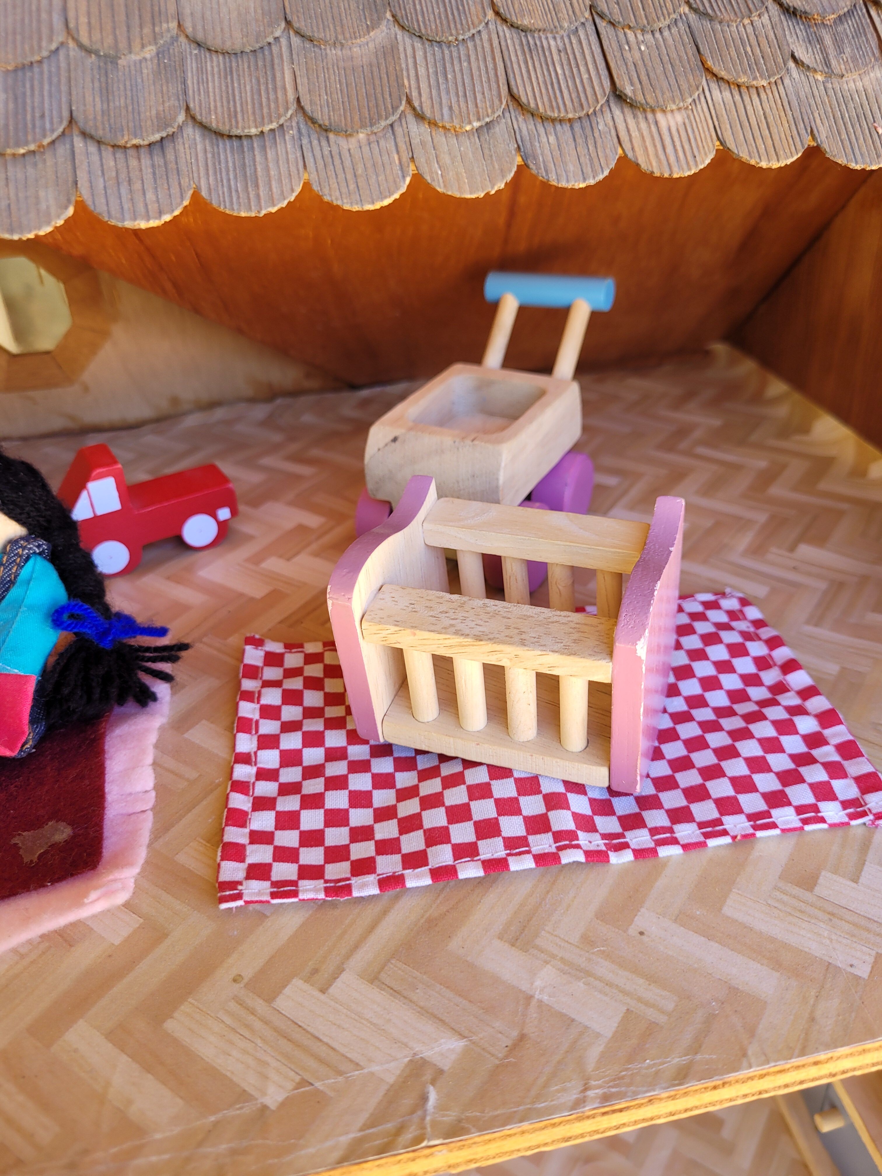 Artisanal cottage house for dolls