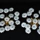 Paire de lampes de plafond en verre de Murano à fleurs blanches. Italie, années 1980.