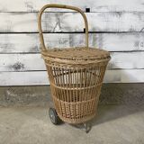 Panier en osier à roulettes