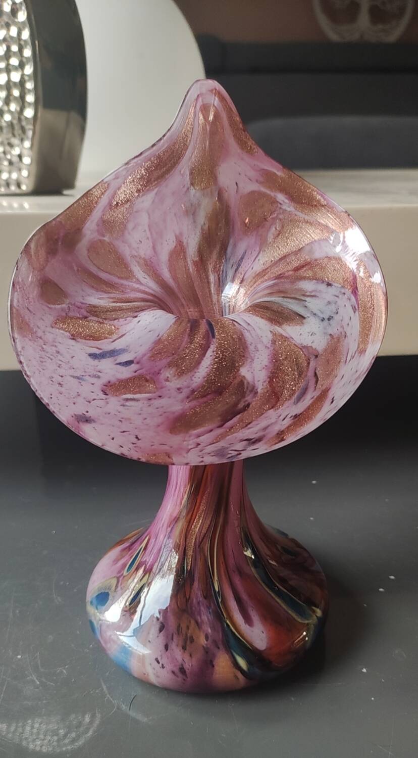 Volubilis vase in Murano glass. Pink speckled background. Height 21 cm.