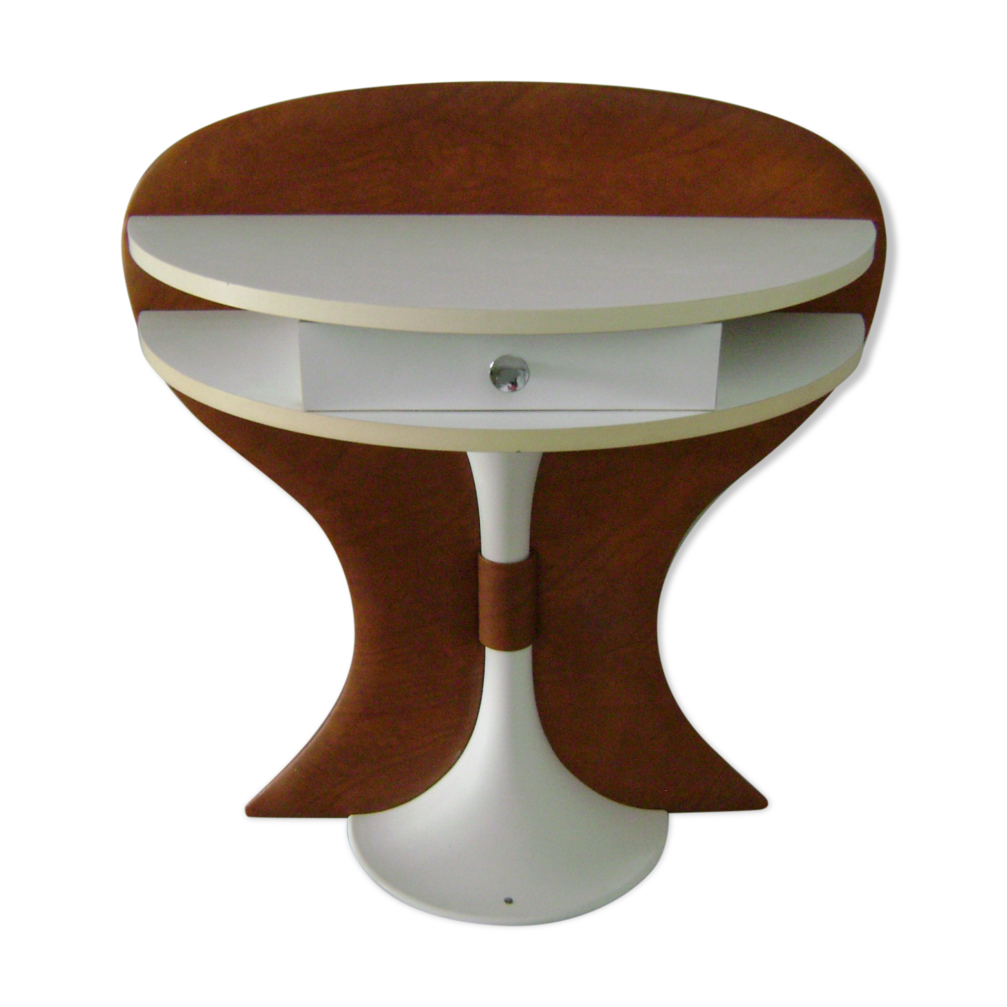 White lasked wood console and 1980s skai background