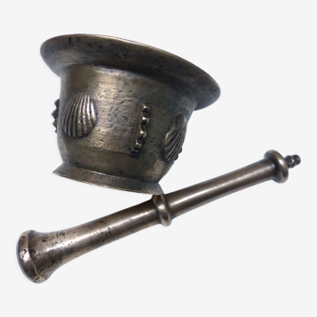 Mortar and its bronze pestle decorated with scallop shell decoration