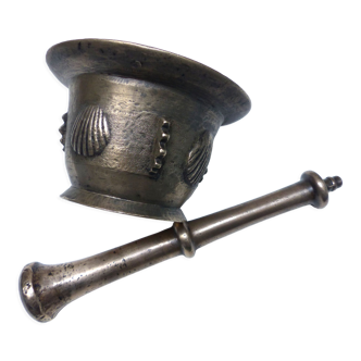 Mortar and its bronze pestle decorated with scallop shell decoration
