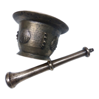 Bronze mortar and pestle with scallop shell decoration