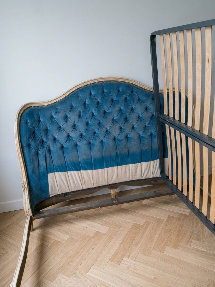 140x190 Louis XV bed in blue tufted velvet