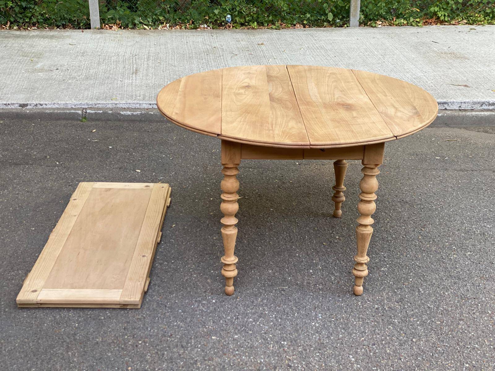 Table à manger ronde extensible à volets décapée en noyer brut 2 rallonges