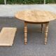Table à manger ronde extensible à volets décapée en noyer brut 2 rallonges