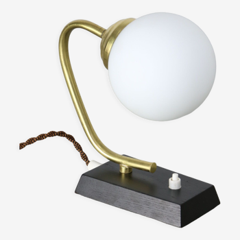 Lampe de table Mid-century en laiton et opaline