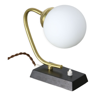 Lampe de table Mid-century en laiton et opaline