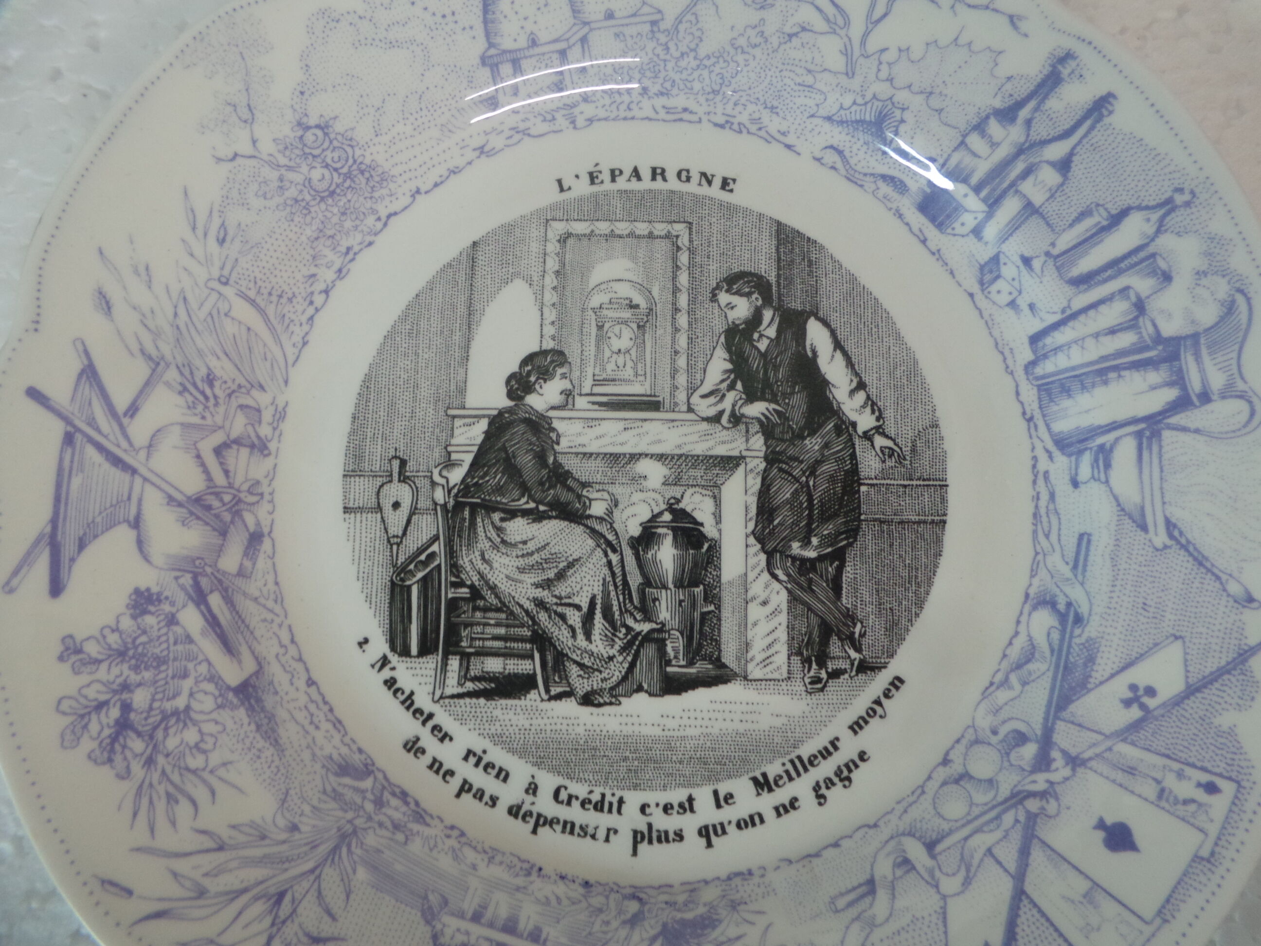 Decorative plate saying sarreguemines