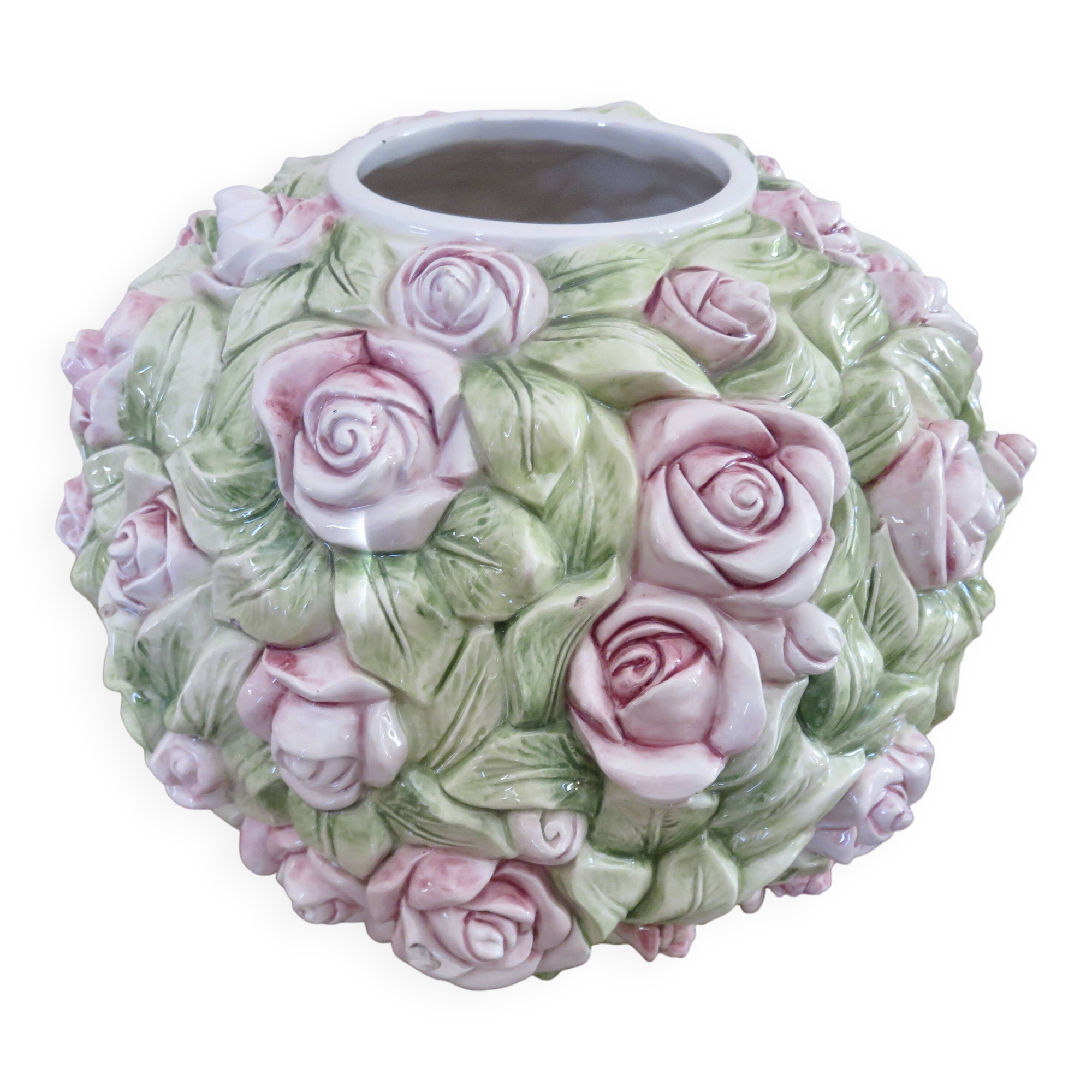 Vase en barbotine, décor floral