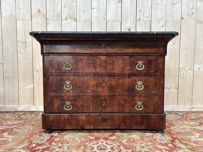 Commode époque restauration en placage d'acajou flammé