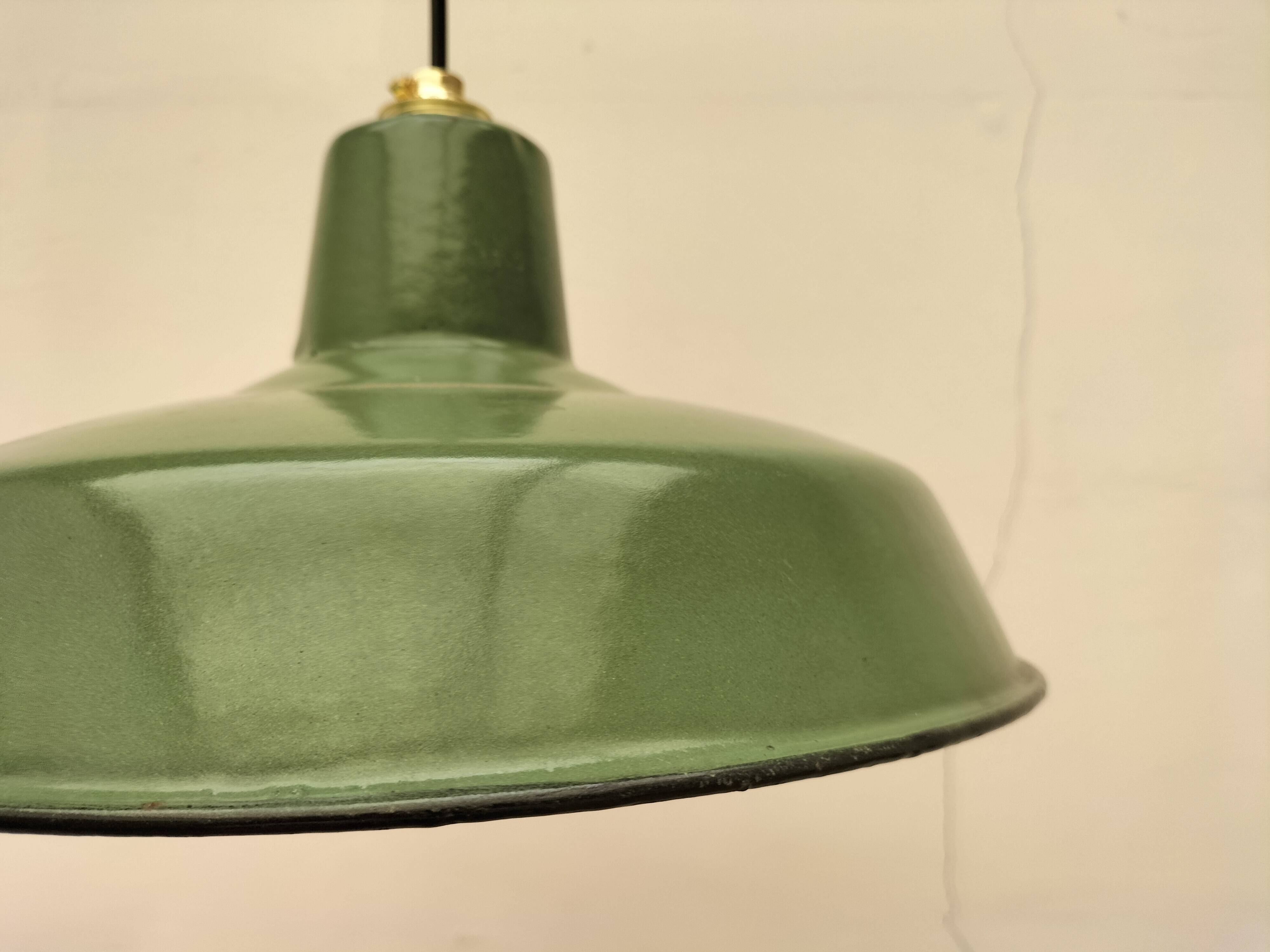 Enamelled sheet metal suspension