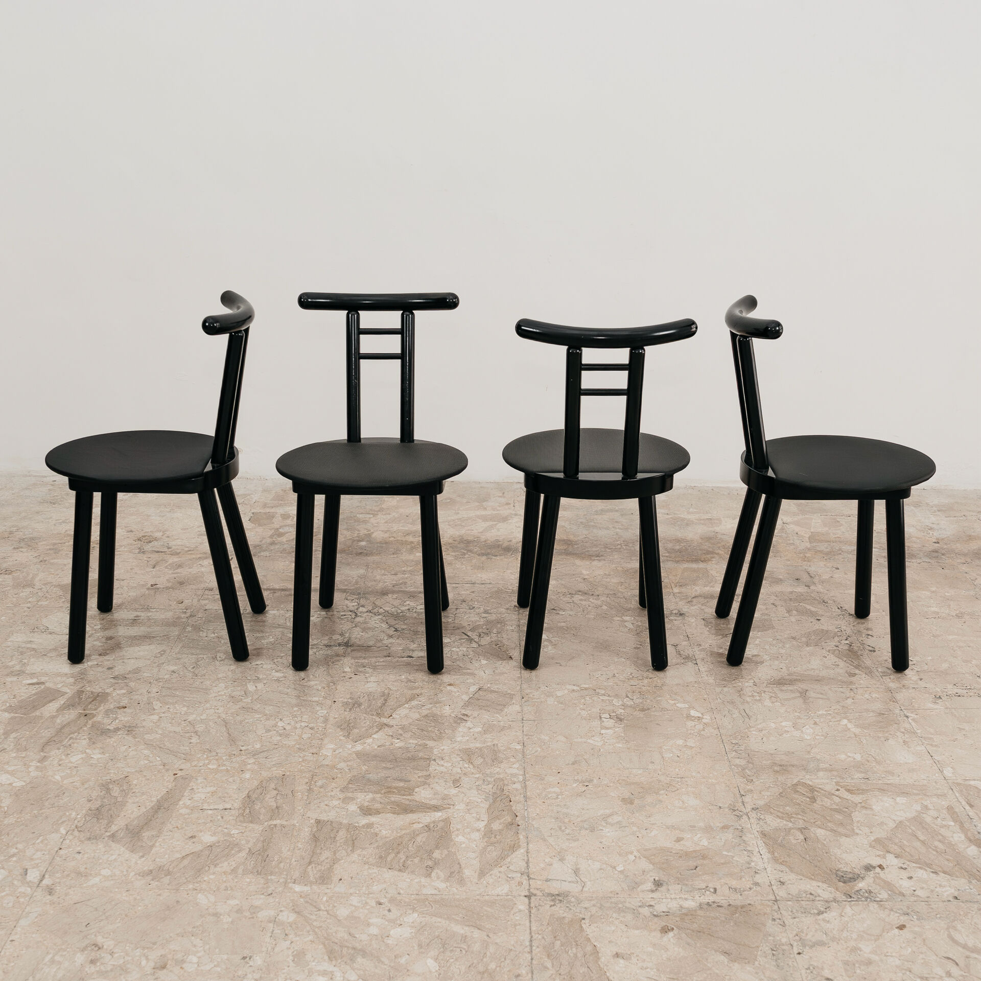 Set of 4 postmodern chairs in Italian Memphis design from the 1980s.