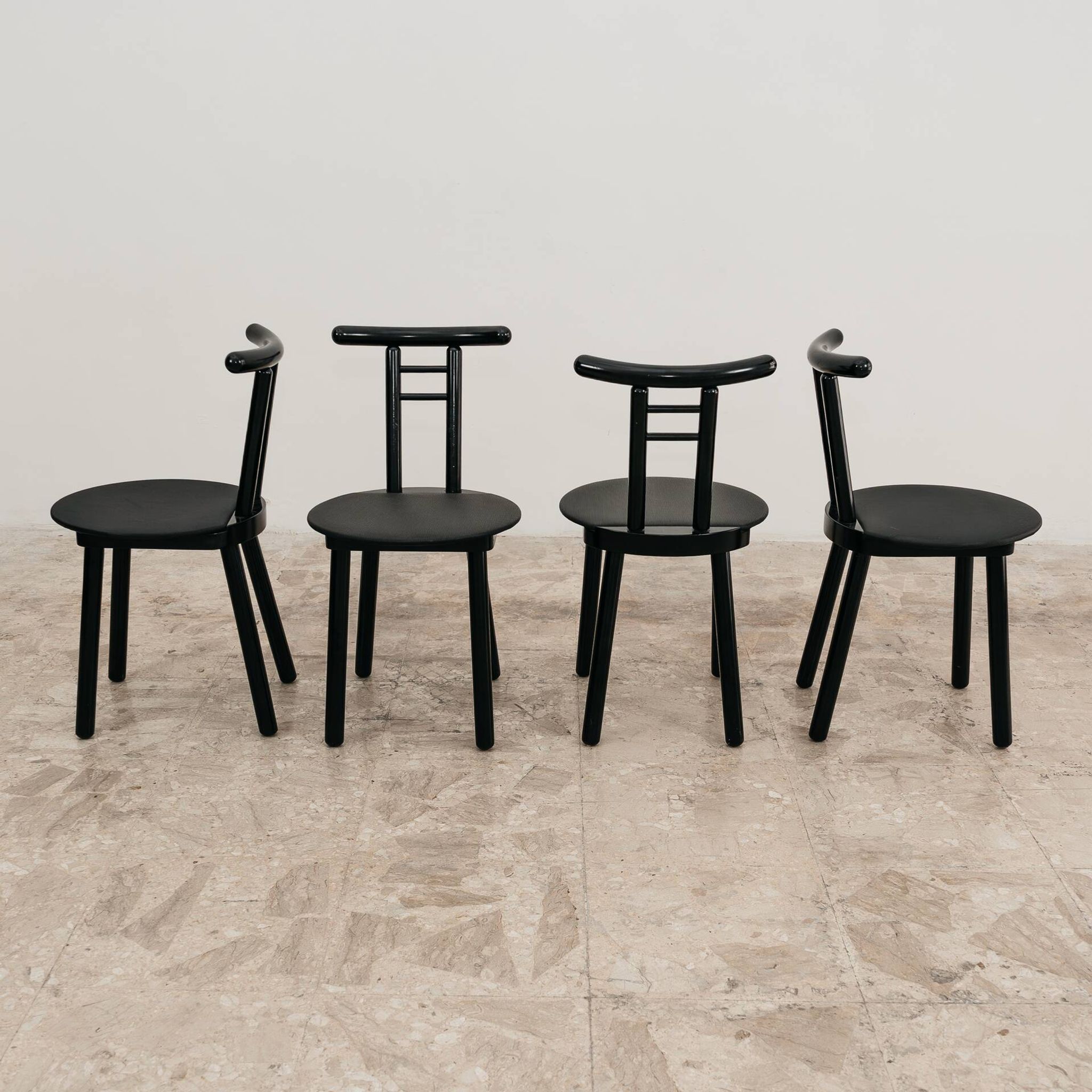 Ensemble de 4 chaises style postmoderne Memphis design italien années 1980.