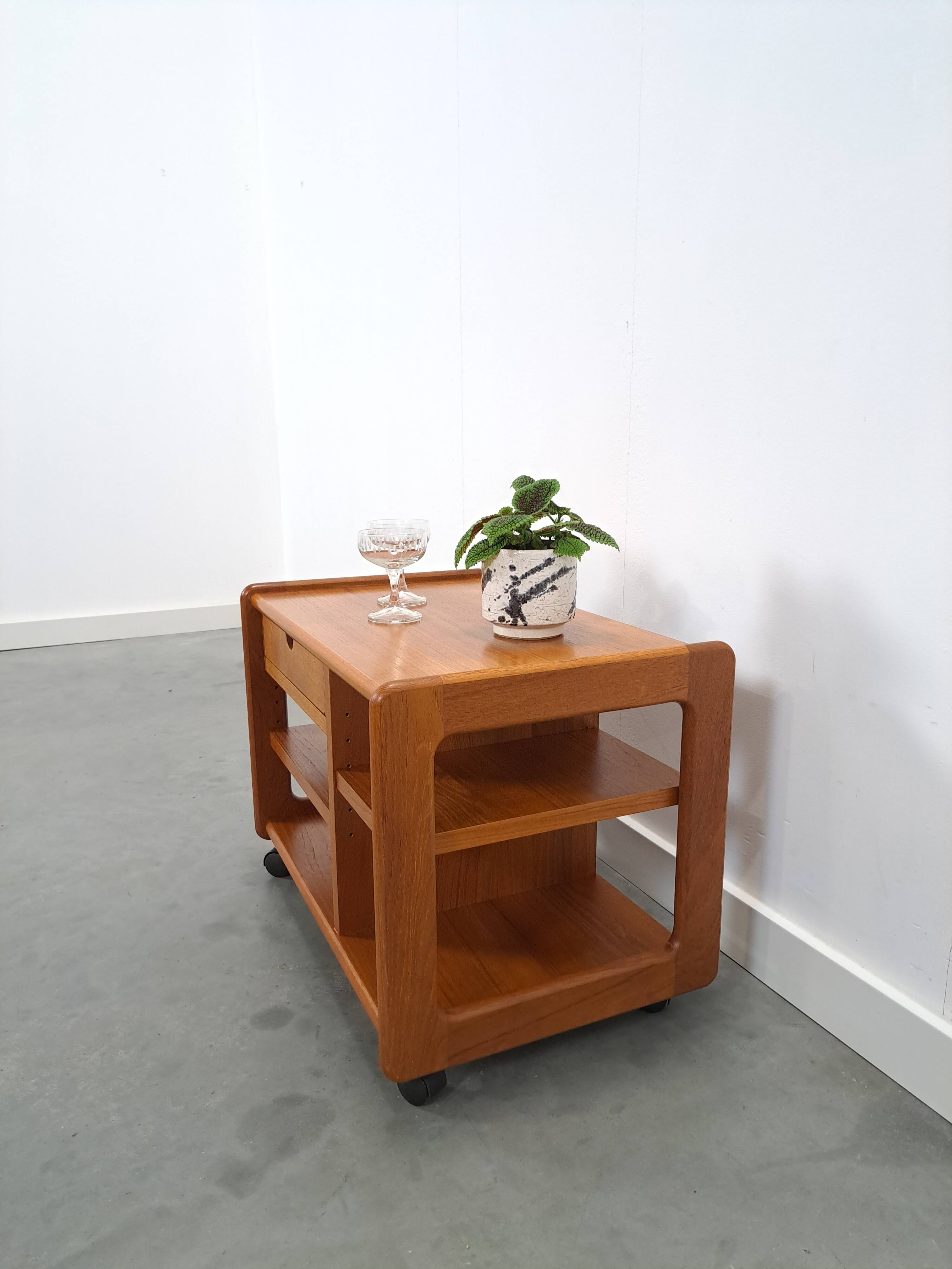 Deense teak audio trolley met lade vintage tv meubel