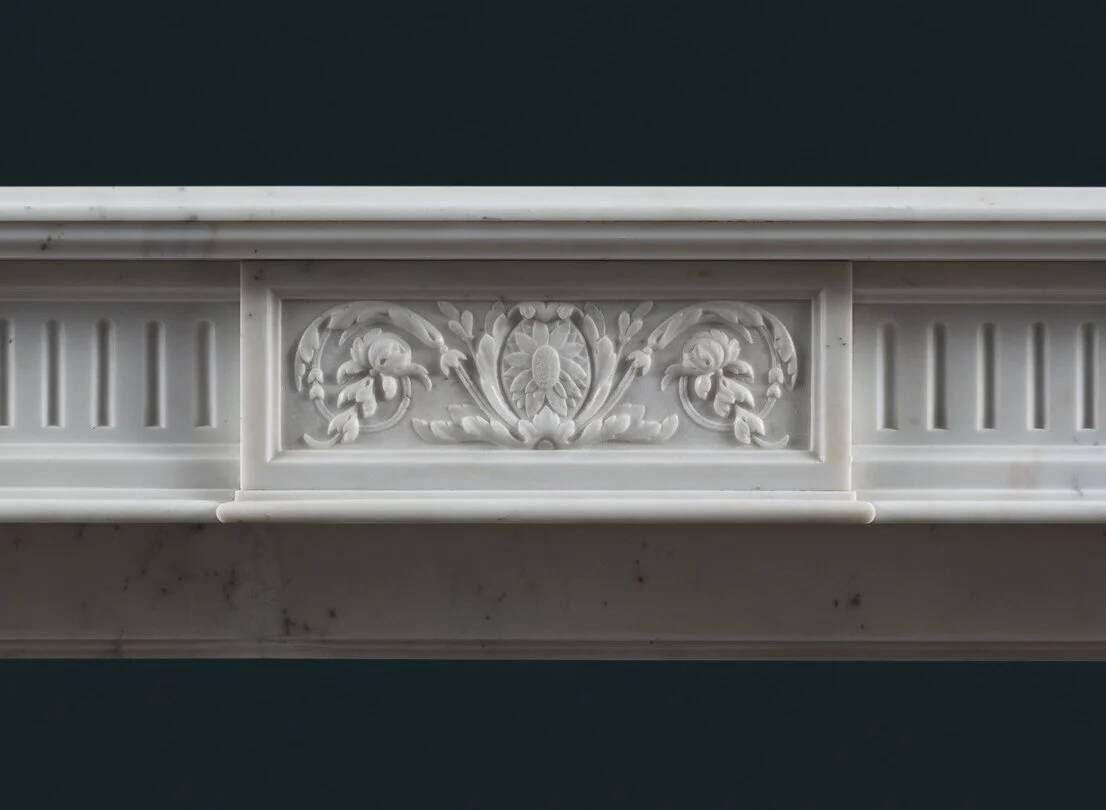 Cheminée en marbre statuaire de style Louis XVI