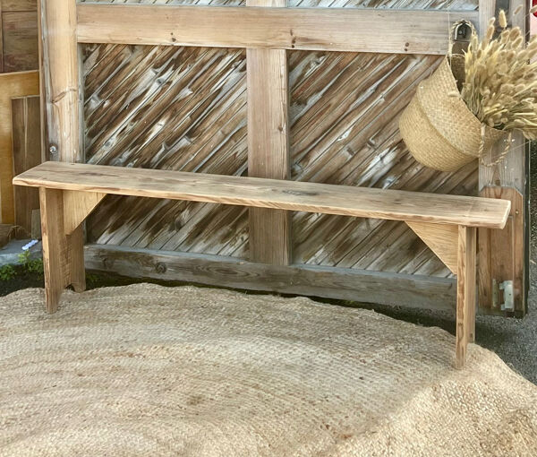 Paire de bancs de ferme anciens en bois massif brut