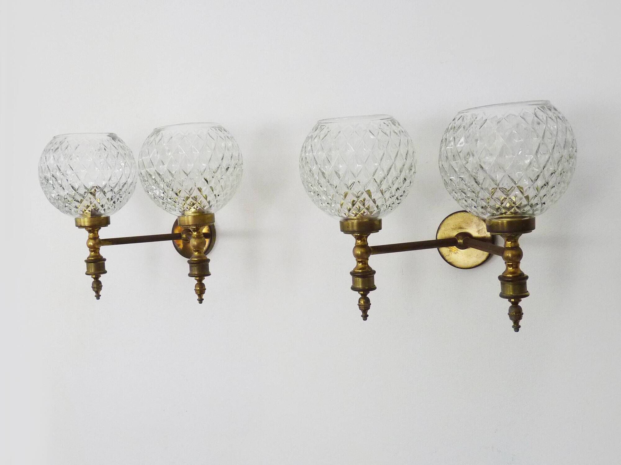 Paire d'appliques murales vintage en laiton et globe en verre années 50