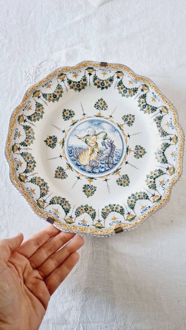 Assiette ancienne en faïence de Moustiers peinte à la main