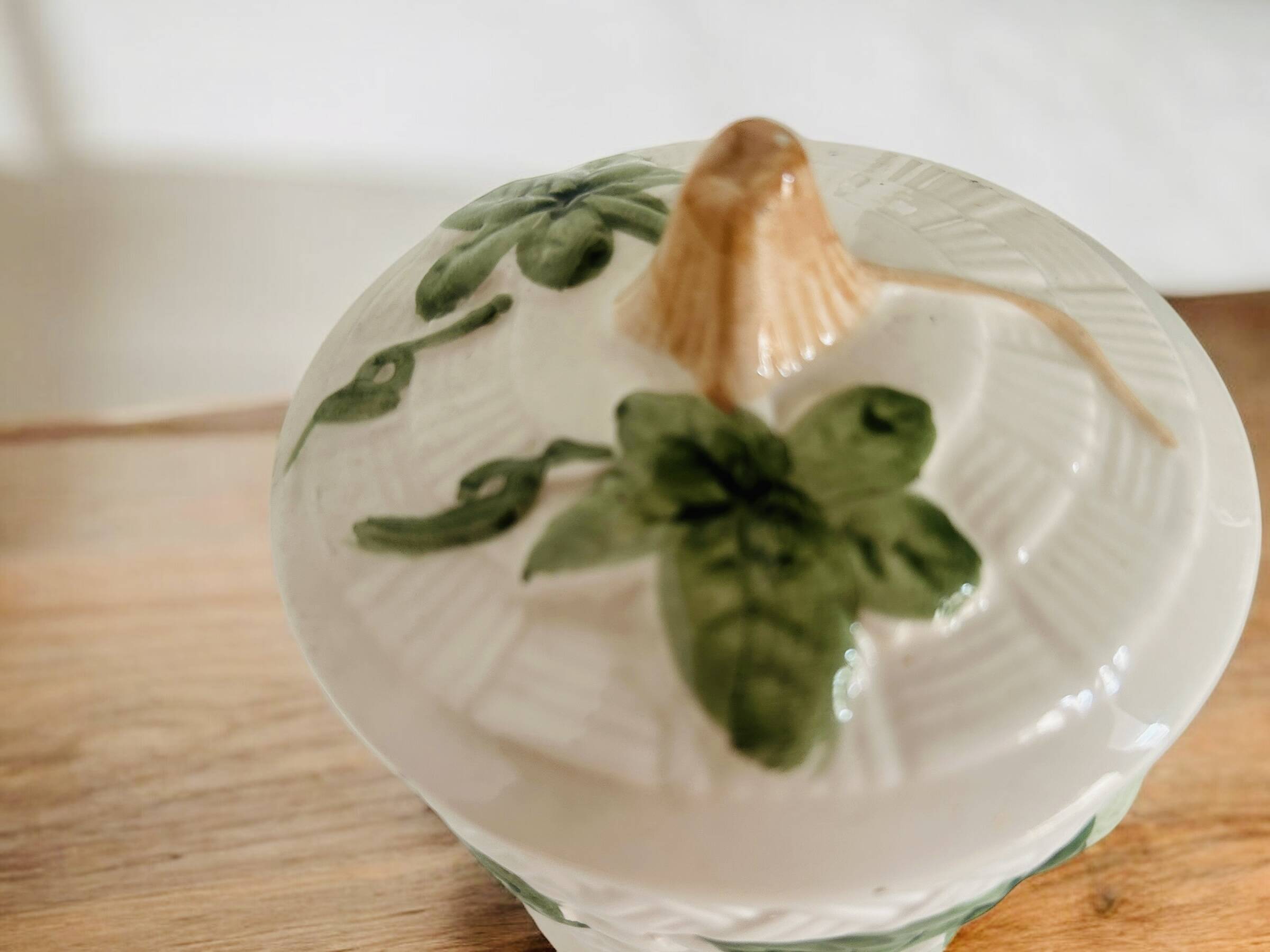 Sugar bowl in barbotine with leaf and green fruit motifs in relief