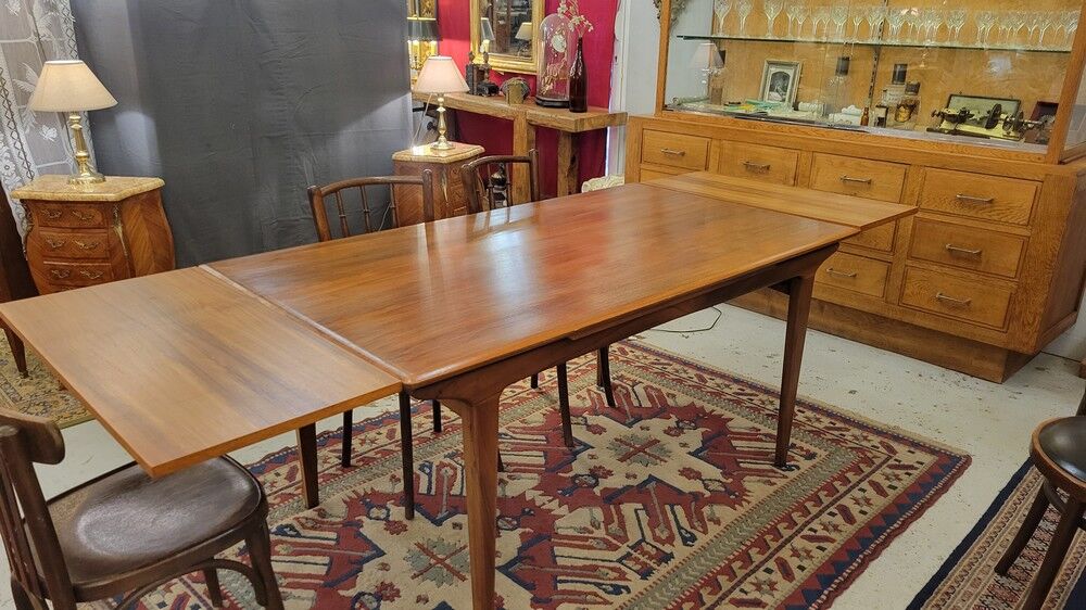 Extendable Scandinavian table