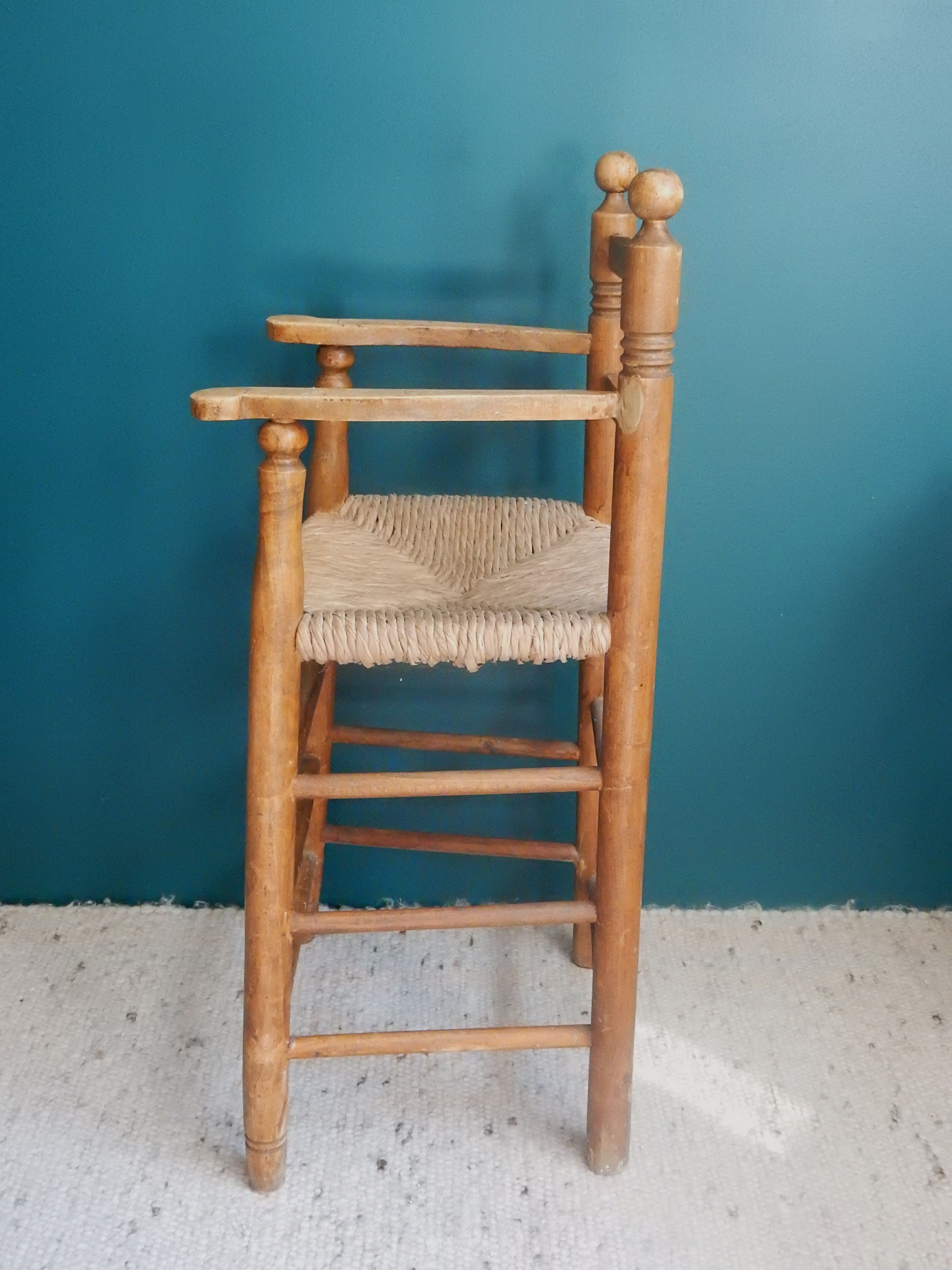 Children's high chair made of wood and straw