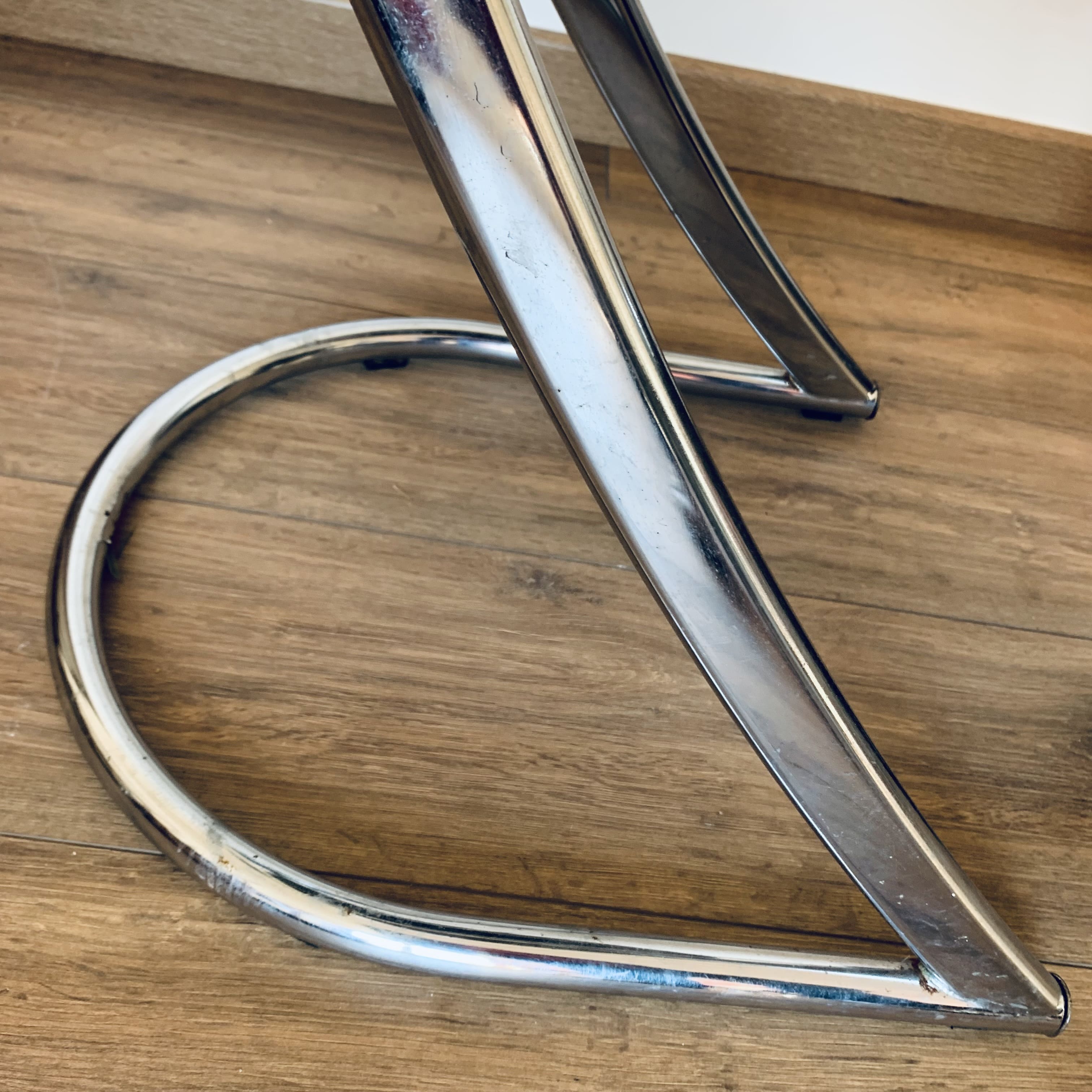 2 chaises en porte à faux