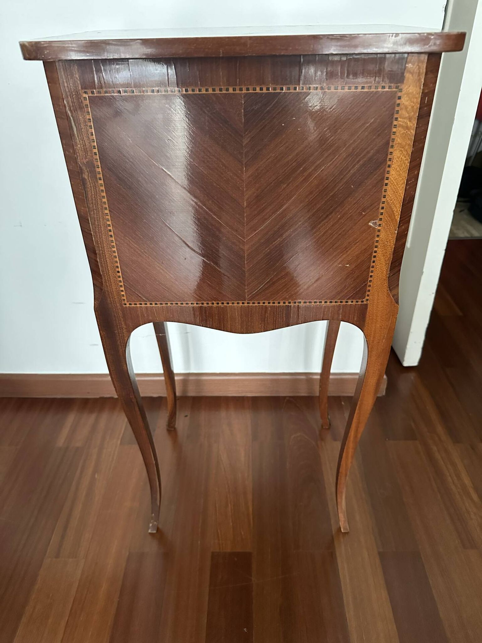 Petite table de chevet en marqueterie de style Louis XV